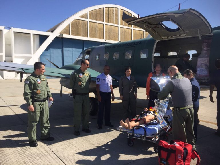 Ação conjunta entre a FAB e a PM viabiliza remoção aeromédica de policial militar.