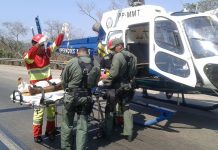 Carreta pega fogo na BR-364 e motorista é resgatado pelo Ciopaer/MT