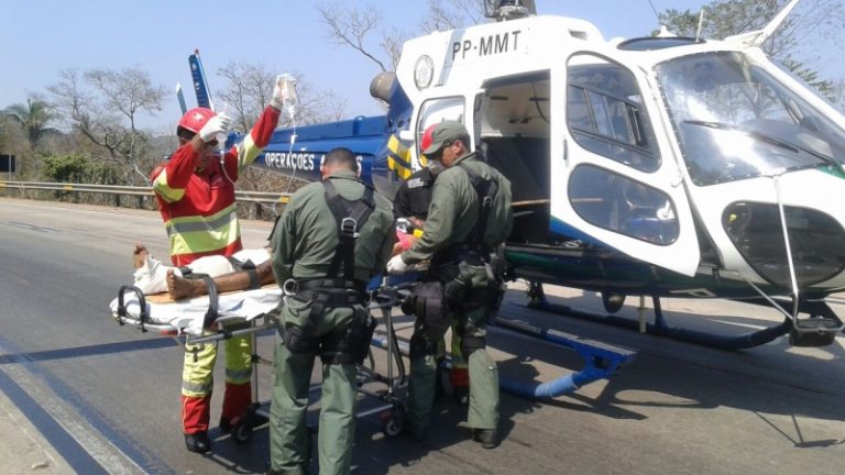 Carreta pega fogo na BR-364 e motorista é resgatado pelo Ciopaer/MT