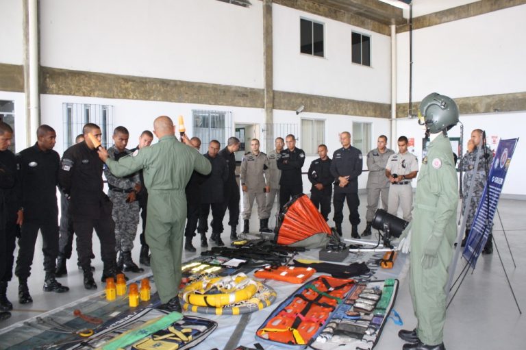 Policiais Militares de Alagoas visitam o Grupamento Aéreo da PM da Bahia