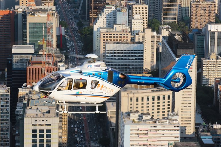 H135 modernizado pela Helibras fará turnê de demonstração no Brasil