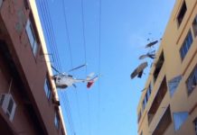 Helicóptero da PM destelha edifício durante desfile em Cariacica