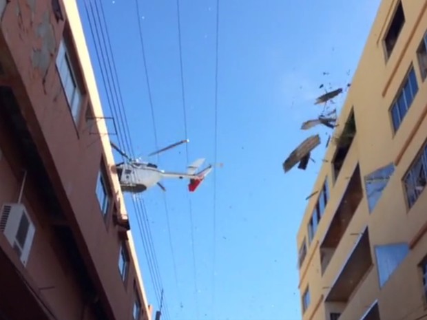 Helicóptero da PM destelha edifício durante desfile em Cariacica