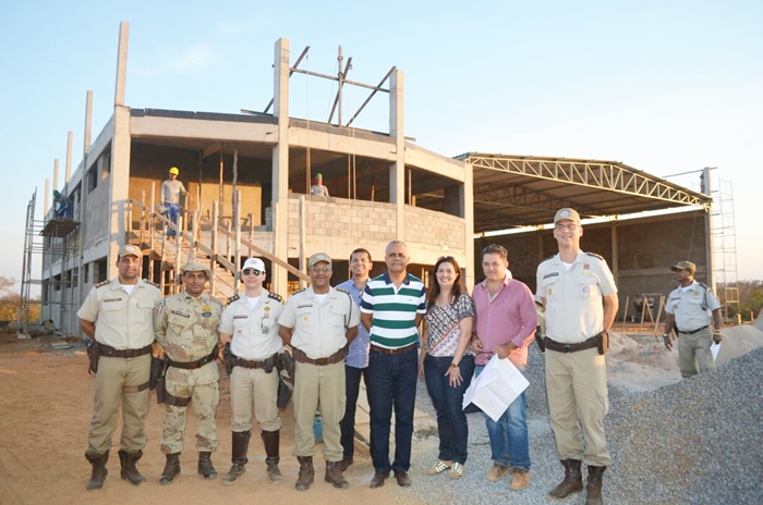 Comandante da PMBA visita obras da Base Avançada do Graer em Barreiras