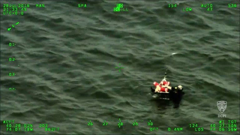 NYPD efetua salvamento de vítima com guincho – vídeo