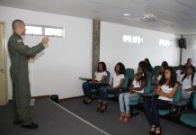 Jovens do Concurso Garota BCS visitam o Grupamento Aéreo da Bahia