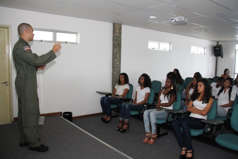 Jovens do Concurso Garota BCS visitam o Grupamento Aéreo da Bahia