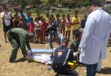 Homem passa mal durante jogo de futebol e é socorrido pelo Grupamento Aéreo