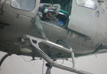 Águia da PM usa bambi bucket no combate a incêndio que atingiu galpão em Joinville