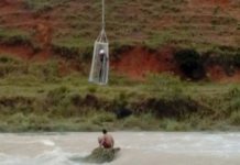 Helicóptero do NOTAER resgata homens arrastados por correnteza em Fundão, ES