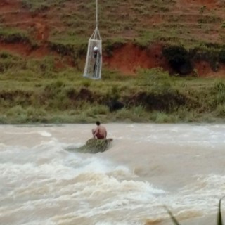 Helicóptero do NOTAER resgata homens arrastados por correnteza em Fundão, ES