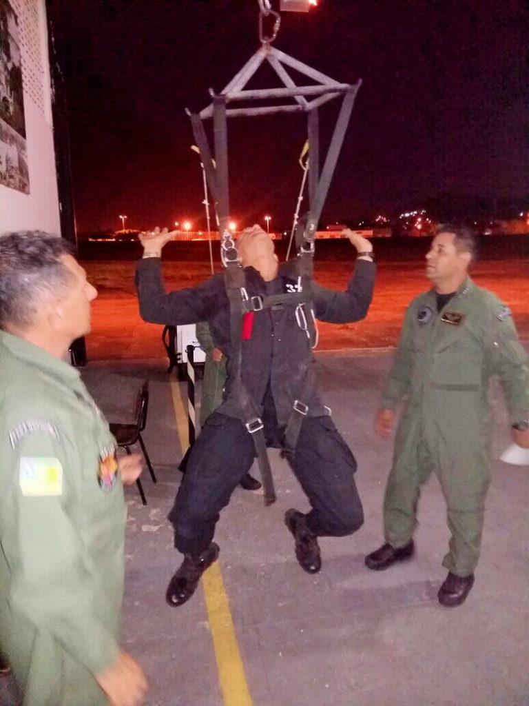 Alunos de curso são treinados pelo GTA e vão saltar de aeronave