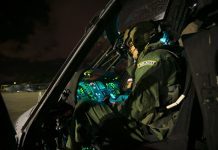 FAB usa óculos de visão noturna para resgatar tripulante de navio em alto mar