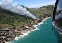 Helicóptero do Batalhão de Aviação combate incêndio no costão da Enseada, em São Francisco do Sul