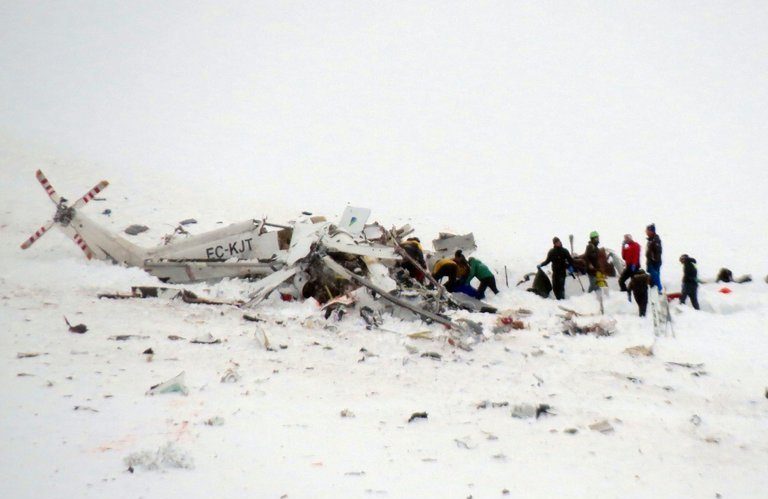 Queda de helicóptero com socorristas deixa 6 mortos na Itália