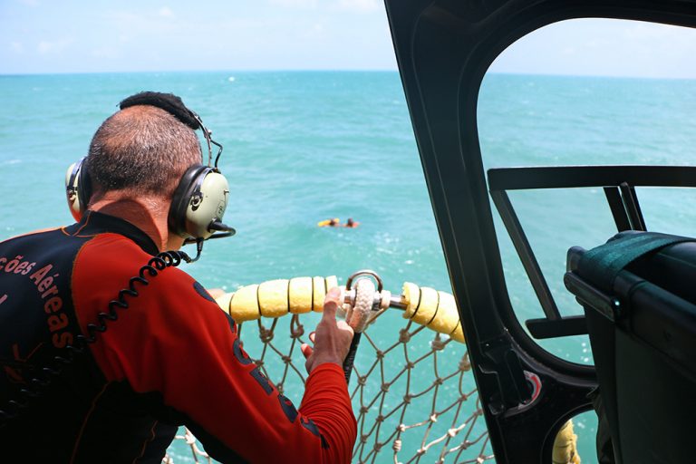 Potiguar 01 realiza treinamento de salvamento aquático com “puça” e “sling”