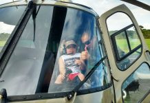 Um pequeno guerreiro conhece o helicóptero Águia da PM de Santa Catarina