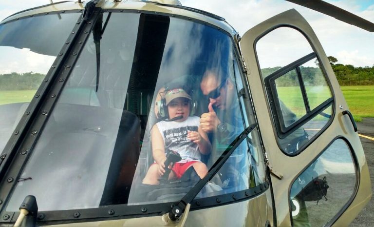 Um pequeno guerreiro conhece o helicóptero Águia da PM de Santa Catarina