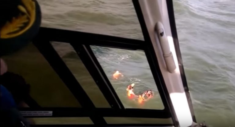 Falcão 03 resgata banhista no mar da Ilha do Mel