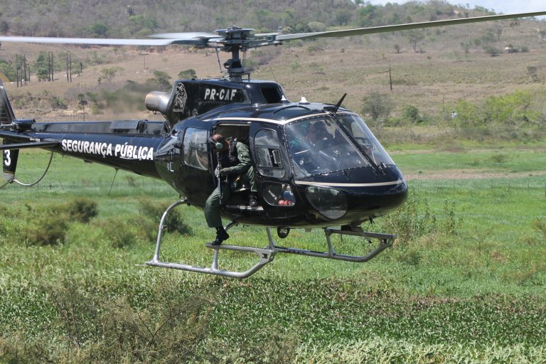 Com ajuda de helicóptero, Polícia Militar faz operação em São Miguel dos Campos/AL
