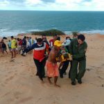 Fênix 06 resgata homem ferido após cair de parapente em Beberibe