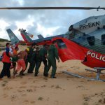 Fênix 06 resgata homem ferido após cair de parapente em Beberibe