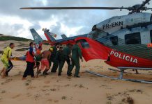 Fênix 06 resgata homem ferido após cair de parapente em Beberibe