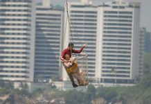 Águia, Bombeiros e surfistas se unem para salvar cinco turistas em praia de São Paulo