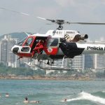 Jovem foi retirada do mar pelo helicóptero Águia, da Polícia Militar (Foto: Daniel Cruz/Arquivo Pessoal)