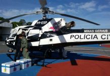 Helicóptero da Polícia Civil leva 80 mil vacinas contra a febre amarela para o interior de Minas