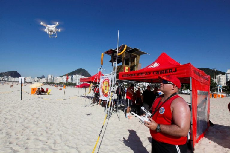 Bombeiros usam drone para prevenção e salvamento em praias do Rio
