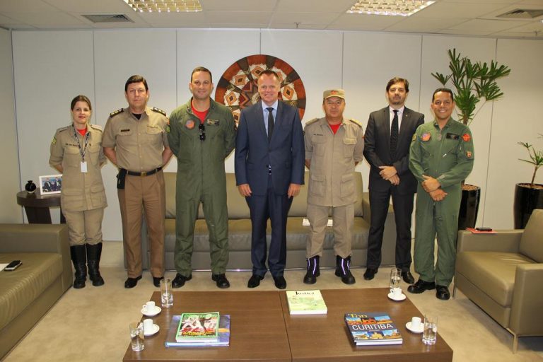 Corpo de Bombeiros apresenta serviço aeromédico ao presidente do TRT/GO