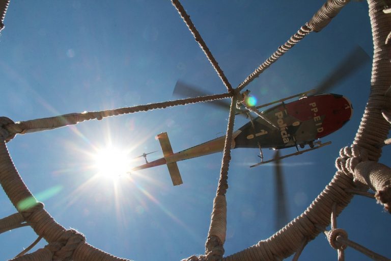 Família que estava perdida na mata é resgatada por helicóptero em Guarujá