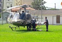 Águia 04 da PM de Santa Catarina transporta adolescente vítima de disparo acidental de arma de fogo