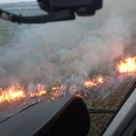 Helicóptero da Segurança Pública de Tocantins atua no combate a incêndio no Distrito de Luzimangues