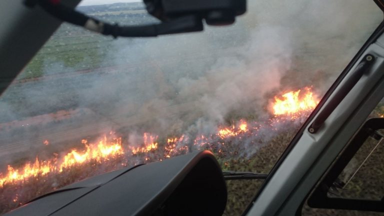 Helicóptero da Segurança Pública de Tocantins atua no combate a incêndio no Distrito de Luzimangues