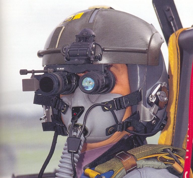 Uso de óculos de visão noturna em operações policiais aéreas