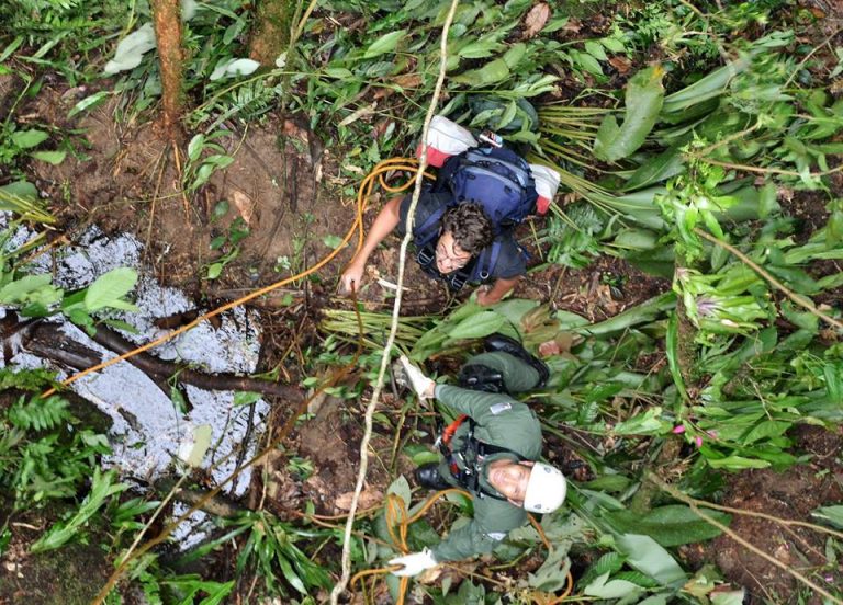 Águia realiza salvamento de duas pessoas perdidas na Serra do Mar, em Ubatuba