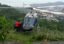 Águia 02 da PM de Santa Catarina resgata vítima de queda de cachoeira, em Florianópolis