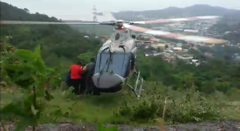 Águia 02 da PM de Santa Catarina resgata vítima de queda de cachoeira, em Florianópolis