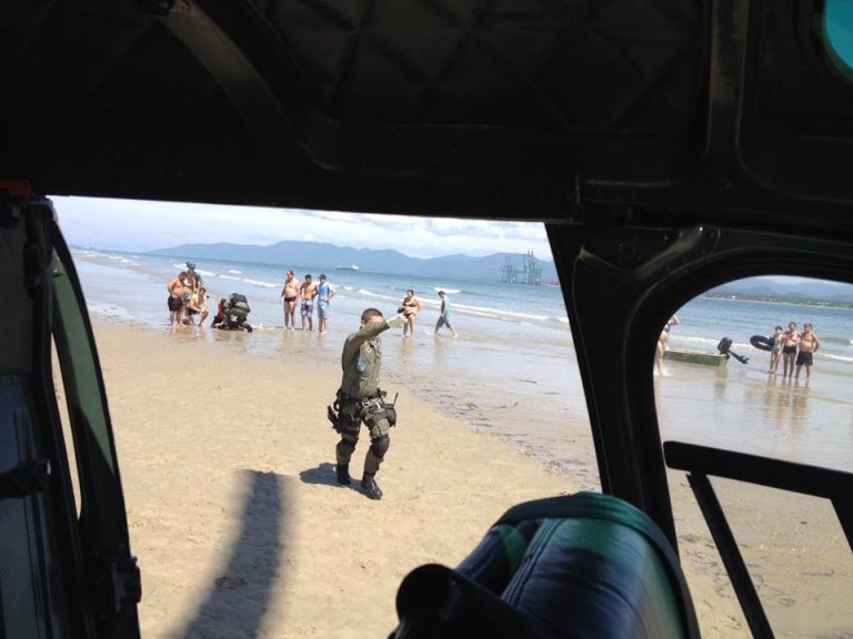 Águia 01 faz resgate duplo na praia do Capri em São Francisco do Sul
