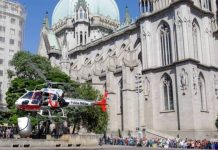 Helicóptero da Polícia Militar pousa na Praça da Sé para resgatar homem atropelado