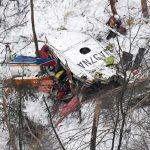 O helicóptero de salvamento com nove pessoas caiu em montanhas cobertas de neve durante um voo de treinamento. (Daisuke Suzuki / Notícias Kyodo via Associated Press)