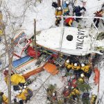 O helicóptero de salvamento com nove pessoas caiu em montanhas cobertas de neve durante um voo de treinamento. (Daisuke Suzuki / Notícias Kyodo via Associated Press)