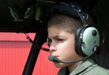 Garoto de Lages realiza o sonho de conhecer aeronave da Polícia Militar de SC