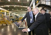 Helibras recebe visita do Ministro da Economia da França