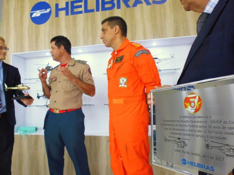 Aviação de Segurança Pública é homenageada pela Helibras na LAAD 2017
