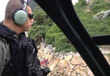 Águia 01 resgata pescador no costão da praia de São Miguel, em Penha