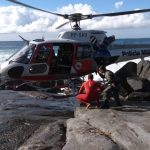 Águia 23 da PM e bombeiros salvam vítima em Ilhabela