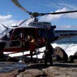 Águia 23 da PM e bombeiros salvam vítima em Ilhabela